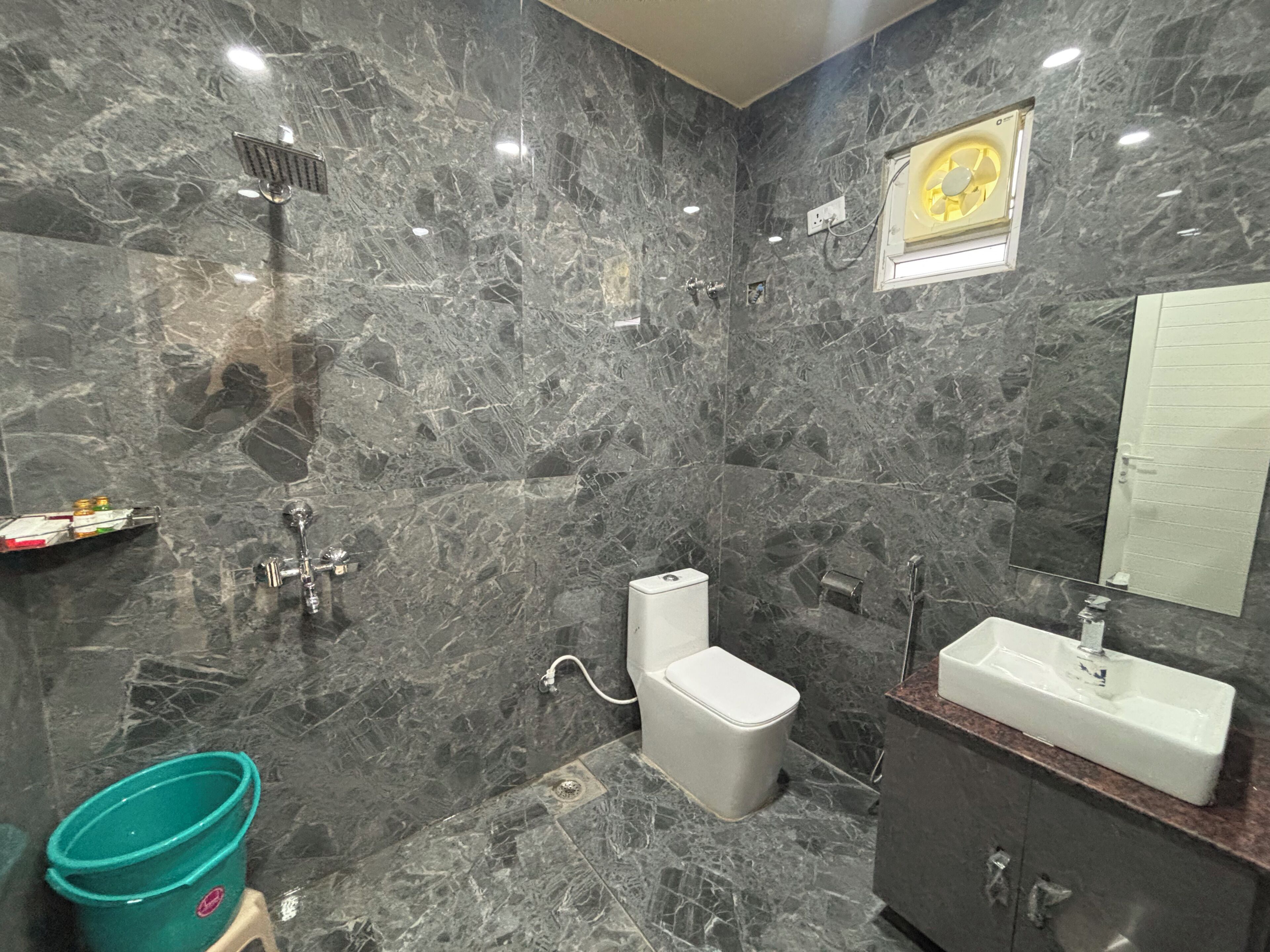 Deluxe dubbelrum - balkong - utsikt mot staden | Badrum