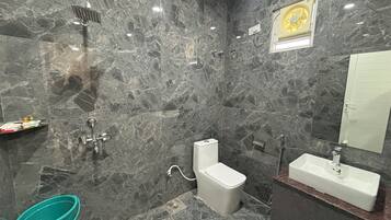 Deluxe Double Room, Balcony, City View | Bathroom