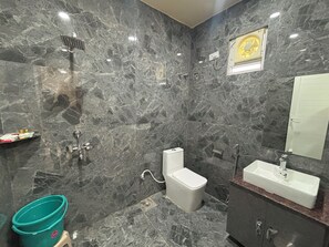 Deluxe Double Room, Balcony, City View | Bathroom - SK TOWER (Nawada)