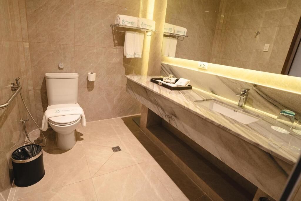 Habitación doble, vista a la alberca | Baño | Pantuflas 