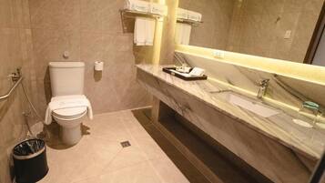 Habitación doble, vista a la alberca | Baño | Pantuflas