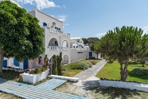 Exterior - Studio in a family hotel (Santorini)