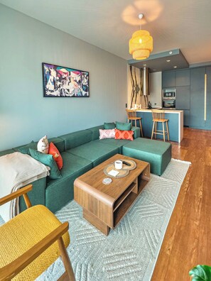TV - Modern & Central Apartment in Taksim w Pool, Gym, Balcony (İstanbul)