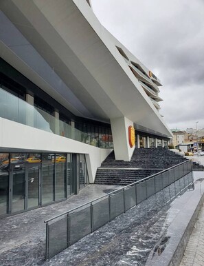 Exterior - Modern & Central Apartment in Taksim w Pool, Gym, Balcony (İstanbul)
