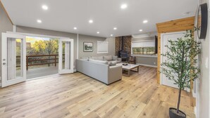 Ein modernes Wohnzimmer mit einer Couch, einem Couchtisch und einem Kamin.
