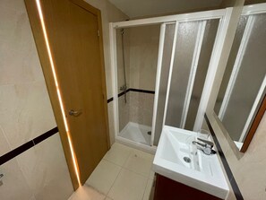 Shower - Spacious 2-Bedroom Apartment with Pool View in Oropesa del Mar (Oropesa del Mar)