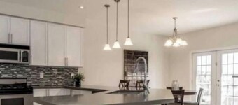 5 star Full house 3 bedrms, 4 beds, 3 bath Airport