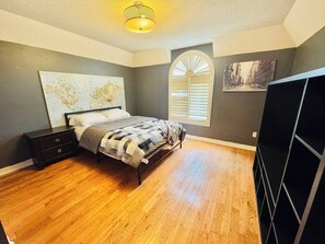 3 slaapkamers, een strijkplank/strijkijzer, internet, beddengoed