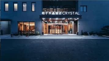 Familjerum - utsikt mot staden | DuntÀcken, gratis produkter i minibar och mörklÀggningsgardiner