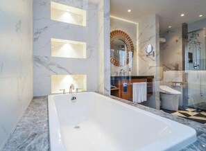 Quarto casal superior, vista para a cidade | Banheiro