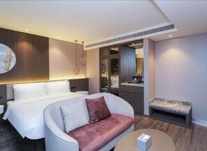 Chambre supérieure double, vue sur la ville | Couette en duvet, articles de minibar gratuits