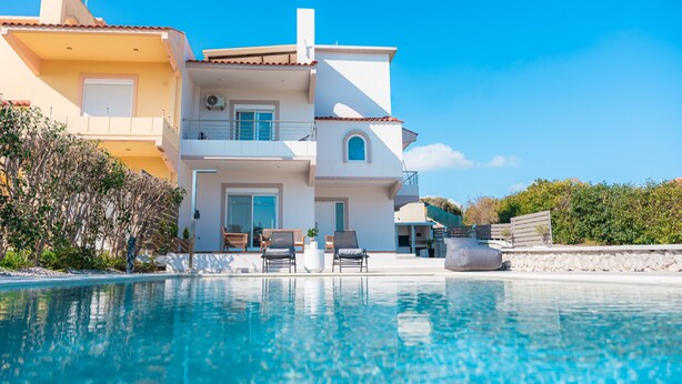 A two-story house with a swimming pool, a balcony, and a view of the sea. - Yve Residence (Tsairi)