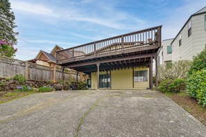 A two-story house with a balcony, a front porch, and a driveway. - Steps to Great Food, Bus Routes & Light Rail (Seattle)