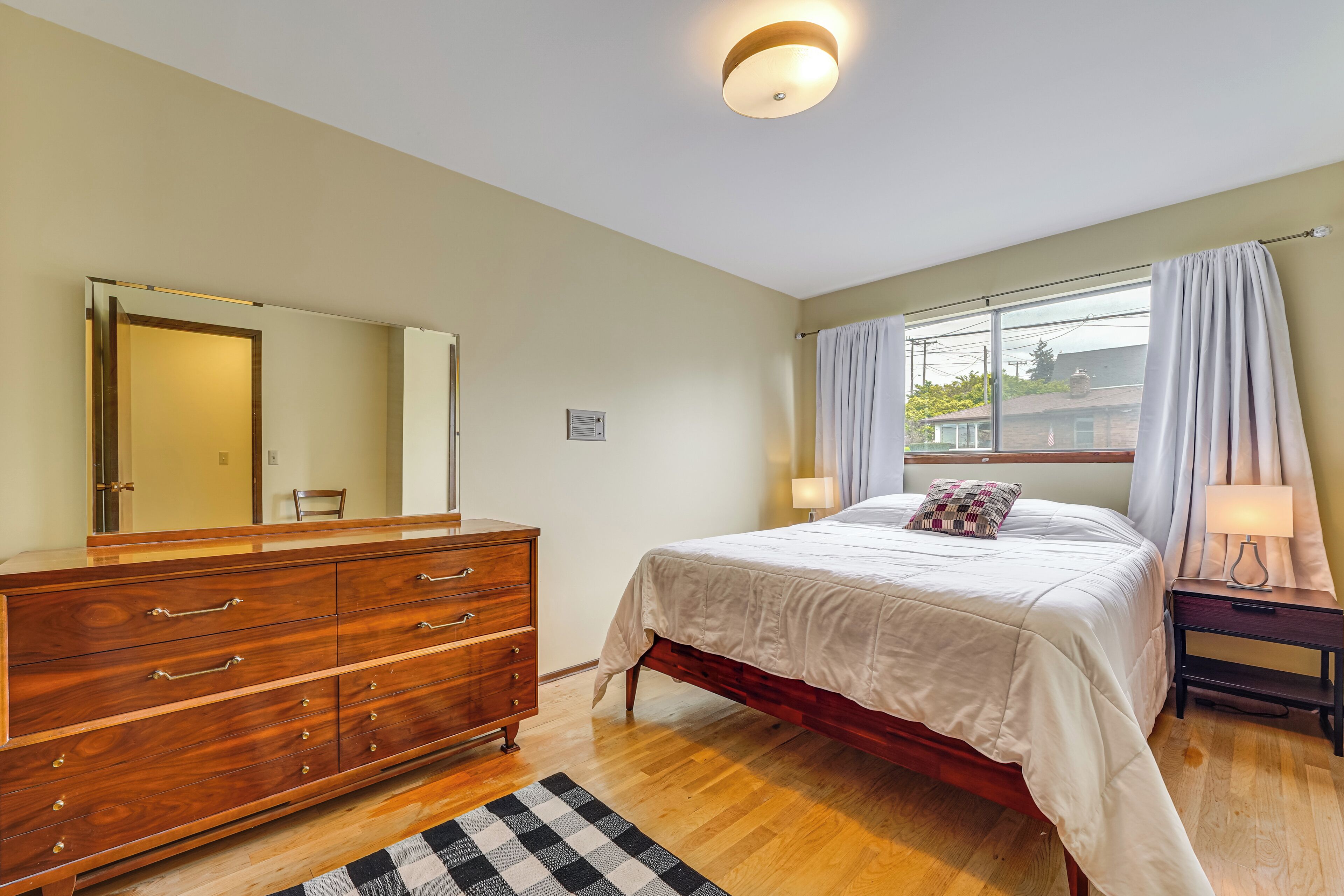 3 bedrooms, iron/ironing board, internet, bed sheets