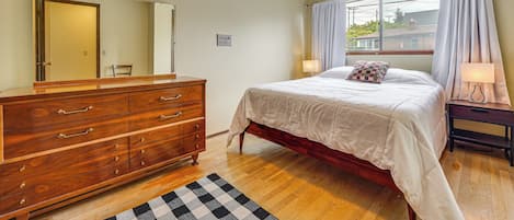 3 habitaciones, tabla de planchar con plancha, internet y ropa de cama