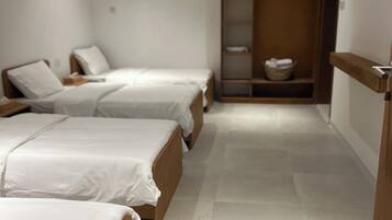 3 bedrooms, iron/ironing board, internet, bed sheets