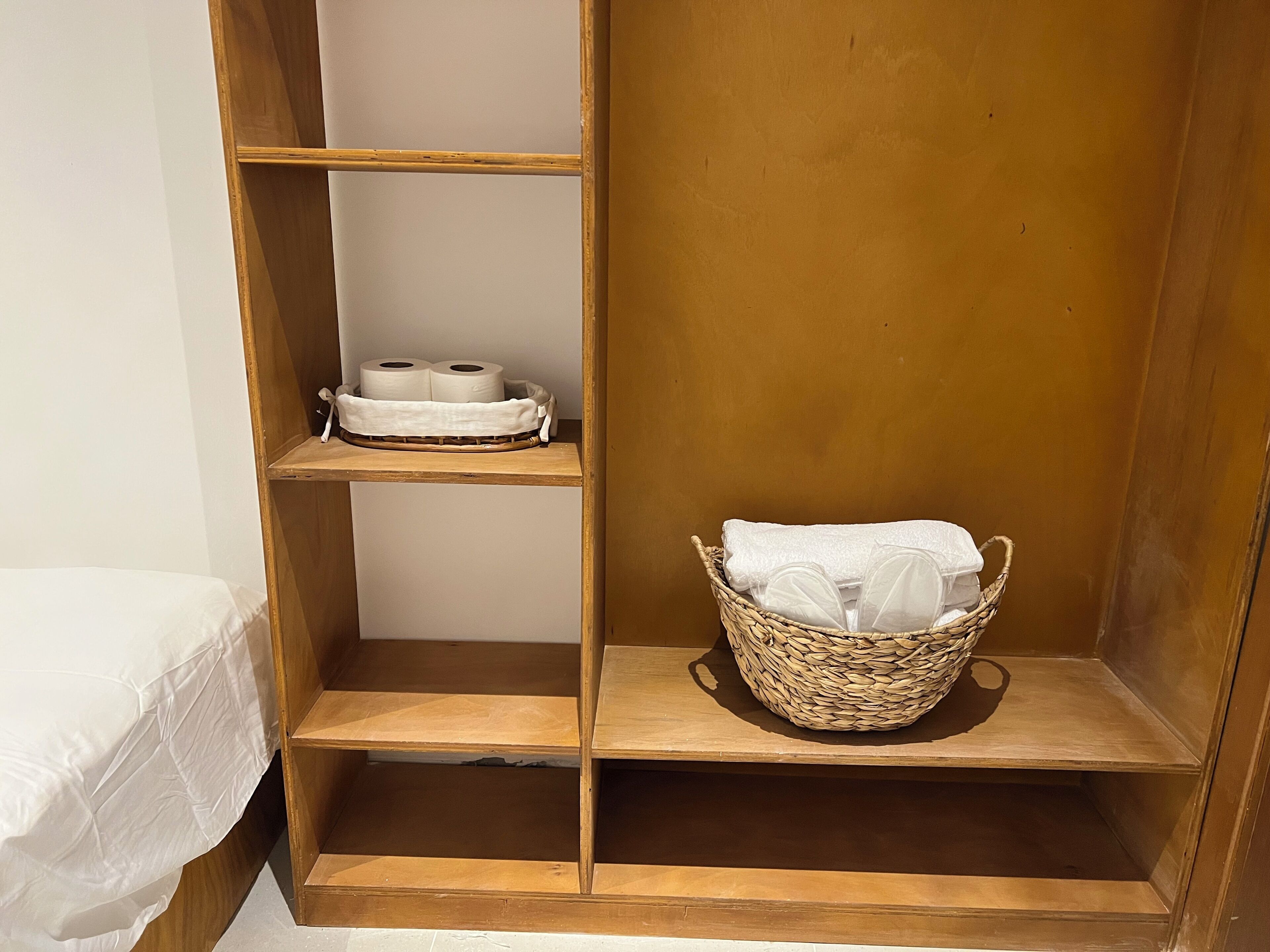 3 bedrooms, iron/ironing board, internet, bed sheets