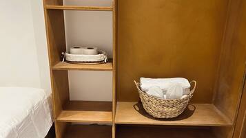 3 bedrooms, iron/ironing board, internet, bed sheets
