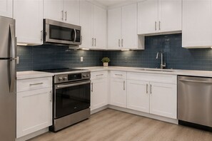 Classic Room | Private kitchen | Fridge, microwave, oven, stovetop - Toronto Central Elite Hotel (Toronto)