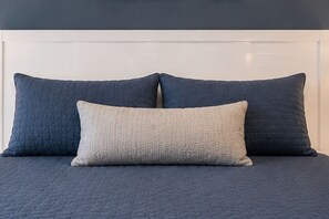 Classic Room | Iron/ironing board, free WiFi - Toronto Central Elite Hotel (Toronto)