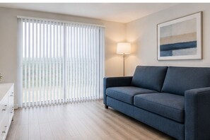 Classic Room | Living area - Toronto Central Elite Hotel (Toronto)
