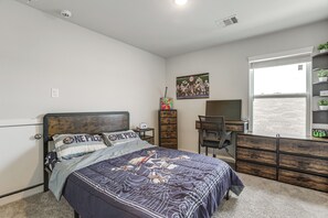 4 slaapkamers, een bureau, een strijkplank/strijkijzer, internet