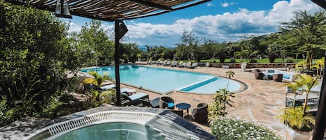 Piscine extérieure, parasols de plage, chaises longues