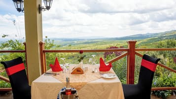 Quarto duplo luxo, vista para o lago | Opções para refeição ao ar livre