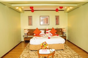 Ropa de cama de alta calidad, colchones con pillow-top y minibar 