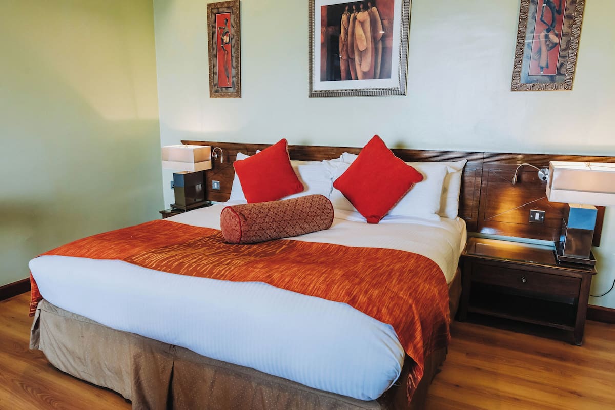 Phòng đơn Deluxe, quang cảnh một phần hồ | Bộ đồ giường cao cấp, nệm có lớp đệm bông, minibar 