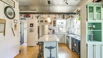 Réfrigérateur, micro-ondes, plaque de cuisson, lave-vaisselle