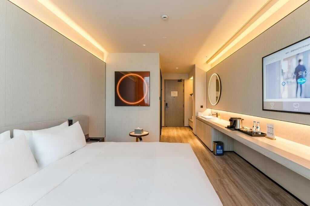 Business Double Room | Premium bedding, down comforters, memory foam beds, free minibar