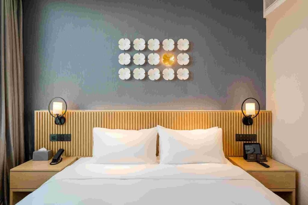 Business Double Room | Premium bedding, down comforters, memory foam beds, free minibar