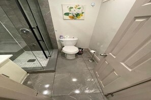 Bathroom - DT Central Toronto Hotel (Toronto)