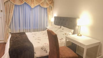 1 quarto, escrivaninha, ferros/tábuas de passar roupa, Wi-Fi de cortesia