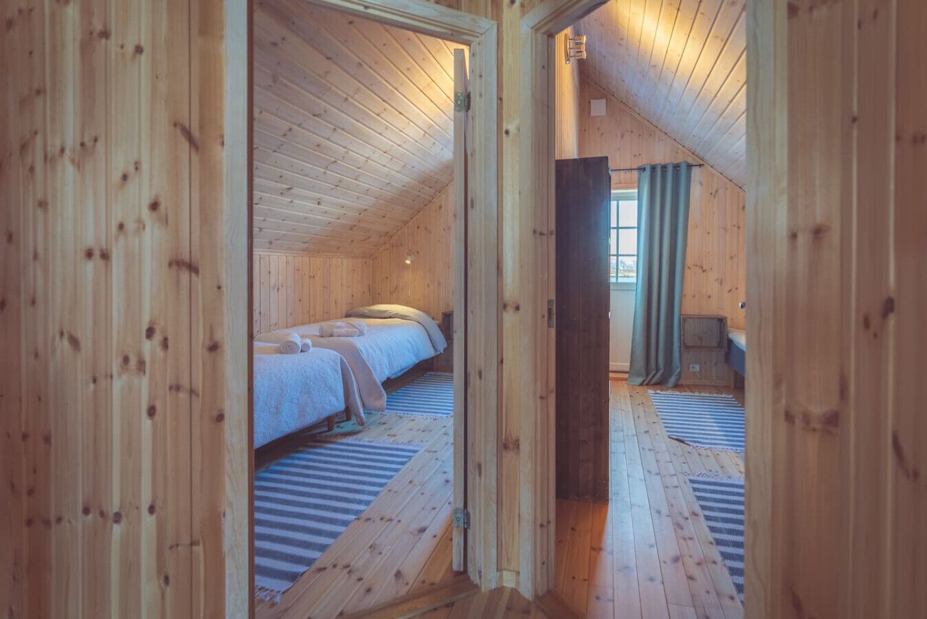 Skrivebord, reiseseng for barn, wi-fi og sengetøy