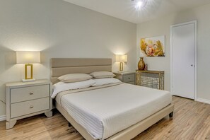 4 bedrooms, iron/ironing board, Internet, bed sheets - Luxury Home w/ Media & Upscale Upgrades (Dallas)