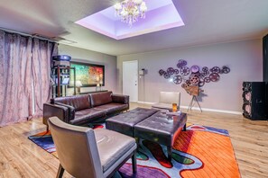Interior - Luxury Home w/ Media & Upscale Upgrades (Dallas)