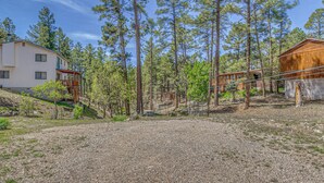 A residential area with two houses, one with a wooden deck and the other with a balcony. - Great for Couples! Studio Casita in Ruidoso (Ruidoso)