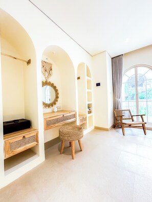 Desk, laptop workspace, free WiFi, bed sheets - Velin Villa (Canggu)