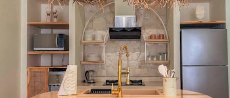 Villa exclusiva, balcón, vista a la alberca | Cocina privada | Refrigerador con congelador, microondas, horno y parrilla de estufa