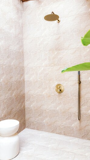 Exclusive Villa, Balcony, Pool View | Bathroom | Free toiletries, hair dryer, towels, soap - Velin Villa (Canggu)