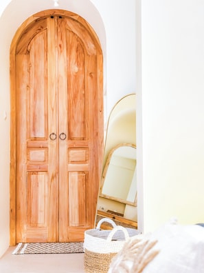 A wooden double door with a mirror and a basket. - Velin Villa (Canggu)