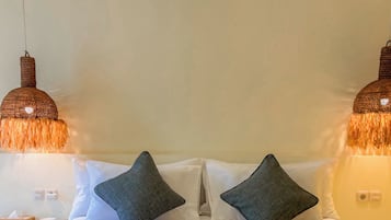 Villa Deluxe, balcón, vista a la alberca | Escritorio, espacio para trabajar con laptop y wifi gratis