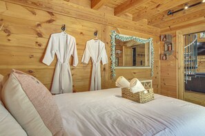 3 bedrooms, iron/ironing board, internet, bed sheets - Hike, Bike, Tubing, Whitewater Rafting! Saluda Gem (Saluda)