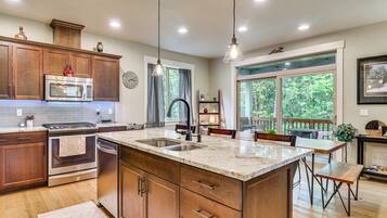 Coffee/tea maker, fridge, microwave, stovetop