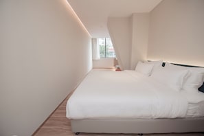 Standard enkelrum - 1 queensize-säng - städning - utsikt mot staden | Sängtillbehör av högsta kvalitet, duntäcken och memory foam-madrasser