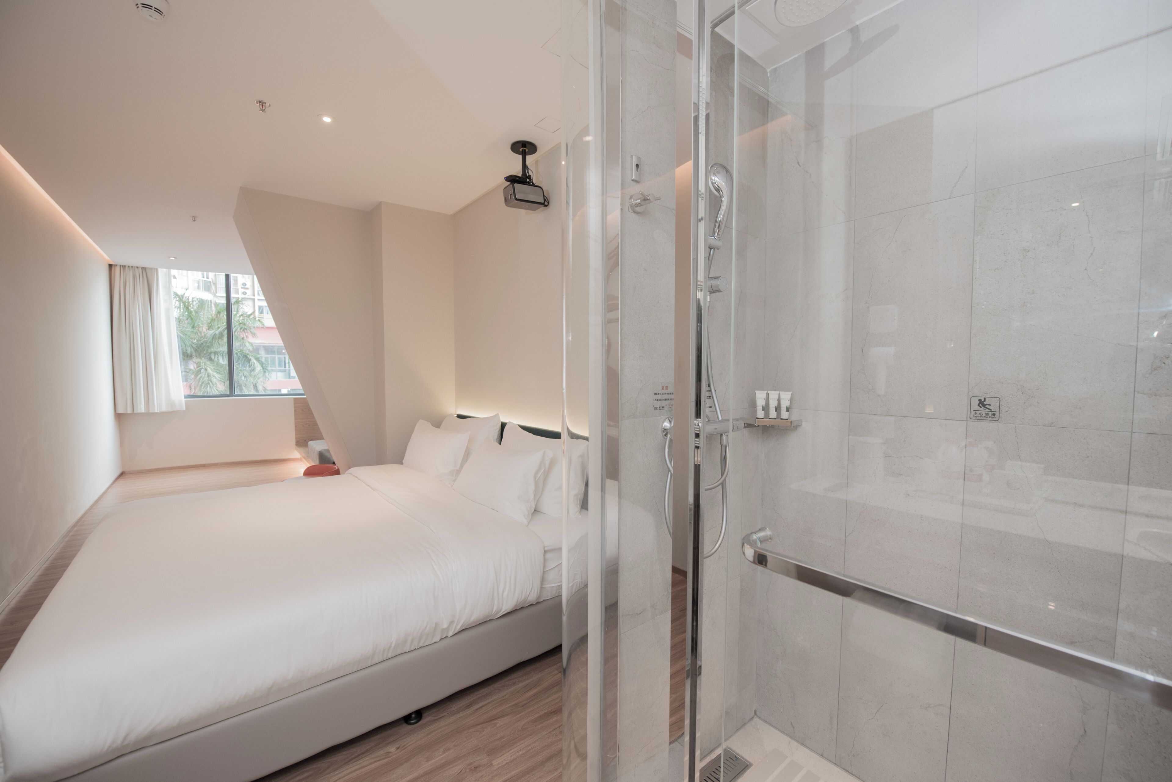 Quarto solteiro standard, 1 cama Queen, serviço de arrumação, vista para a cidade | Banheiro | Chuveiro, ducha de hidromassagem, produtos de toalete de grife 