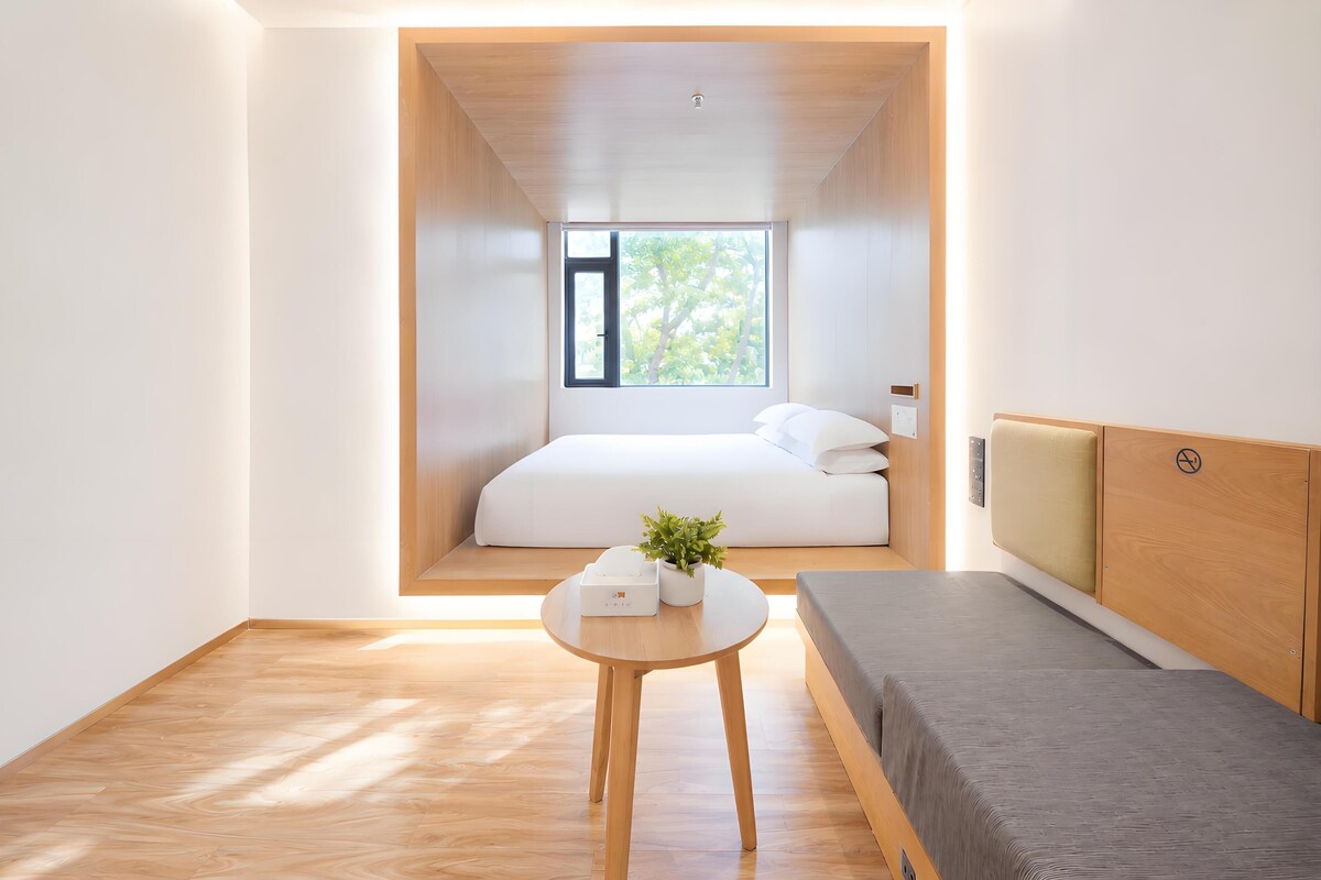 Habitación Business individual, 1 cama de matrimonio, Servicio de limpieza, vistas a la ciudad | Ropa de cama de alta calidad y edredones de plumas