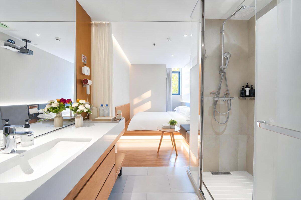 Habitación individual Confort, 1 cama de matrimonio, Servicio de limpieza, vistas a la ciudad | Ropa de cama de alta calidad y edredones de plumas
